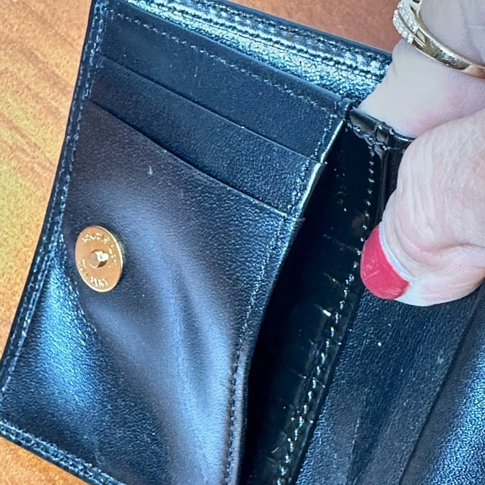 AUTH GIVENCHY VINTAGE LOGO
LEATHER COMPACT WALLET PREOWNED BLACK - Picture 9 of 9